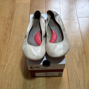 Hush Puppies Women's Nude Leather Ballet Flats